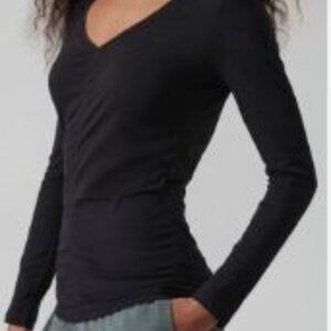 Athleta Daydream Ruched V neck Top in Black, size Medium